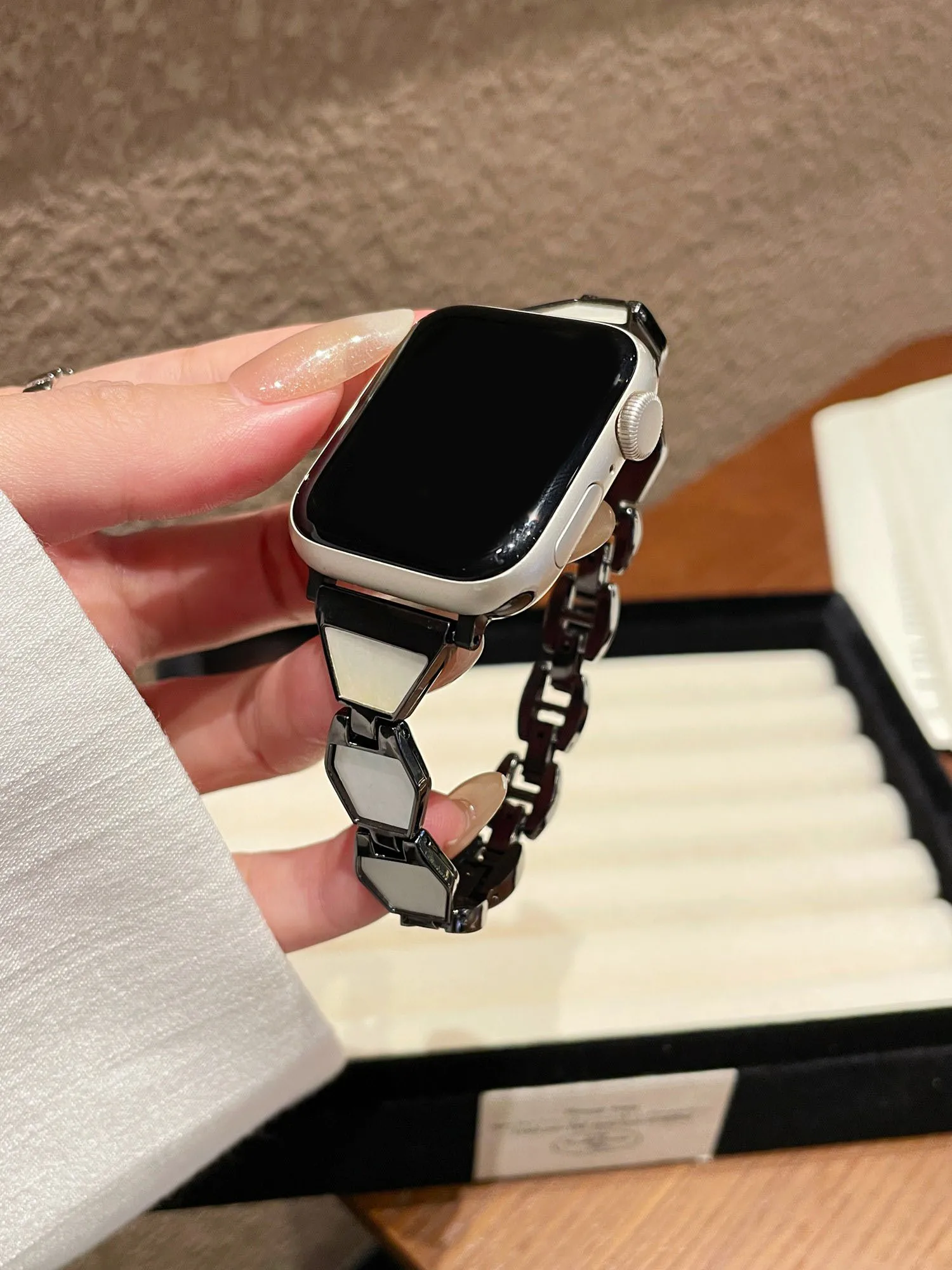 Фото Модный металлический ремешок для Apple Watch, женский, серии S11/10/7/6/5/9, 40 мм, 41 мм, 42 мм, 44 мм, 45 мм, 46 мм №1