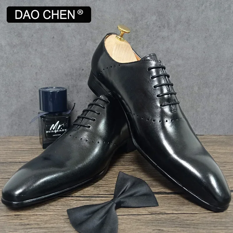 Классические мужские туфли-оксфорды черные белые с острым носком броги на