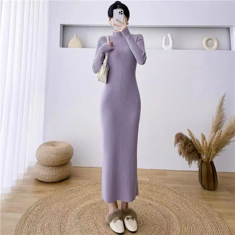 Женское трикотажное платье-макси с длинным рукавом и воротником-стойкой