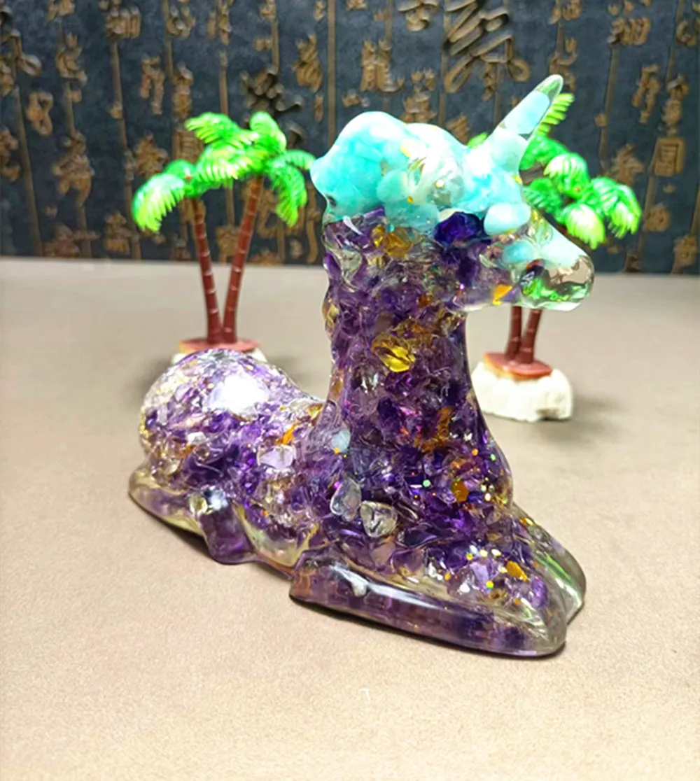 

Натуральный кварцевый кристалл фиолетового цвета. Желтый. Стильная декоративная статуя с зеленым гравия и резиновой жвачкой и единорогом р...