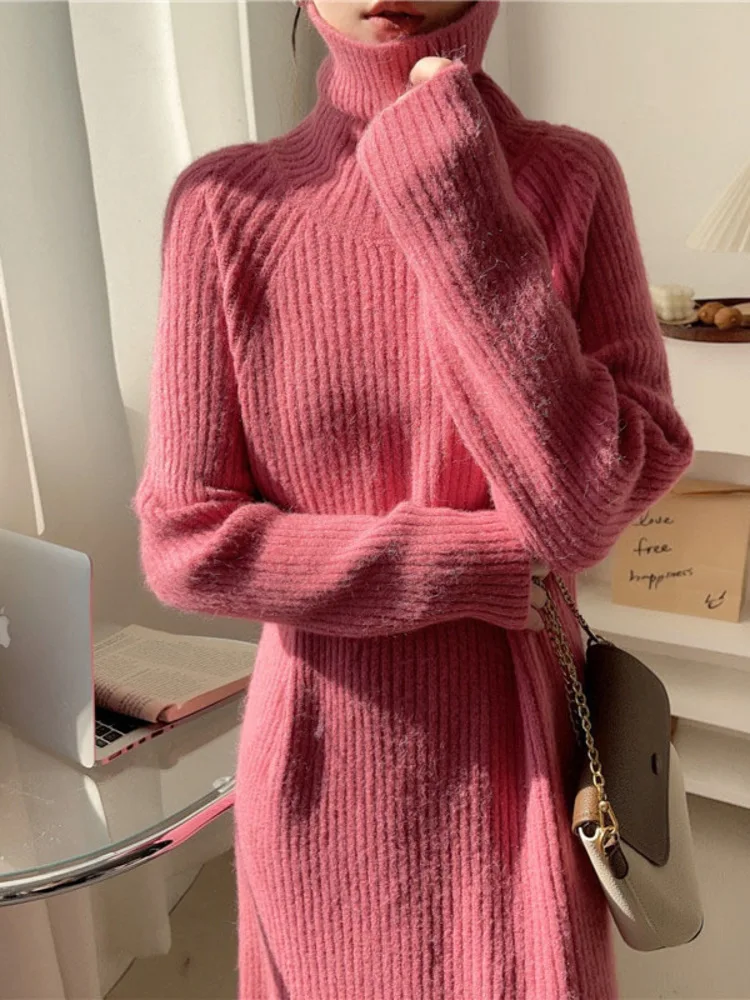 Платье трикотажное однотонное с высоким воротником на осень/зиму