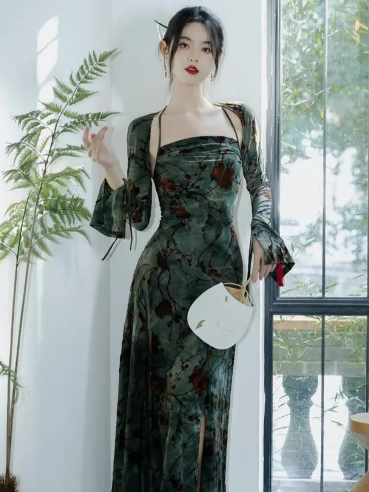 

Женское платье на бретельках с открытой спиной и разрезом