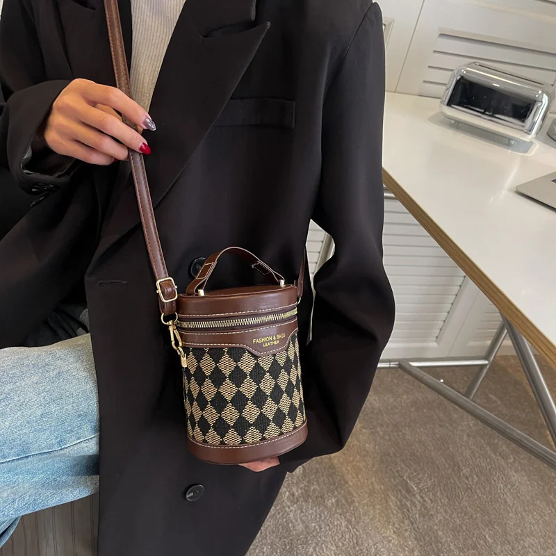 Spring foreign style leopard bag female 2022 new trend niche versatile Messenger Bag Fashion portable cylinder bag