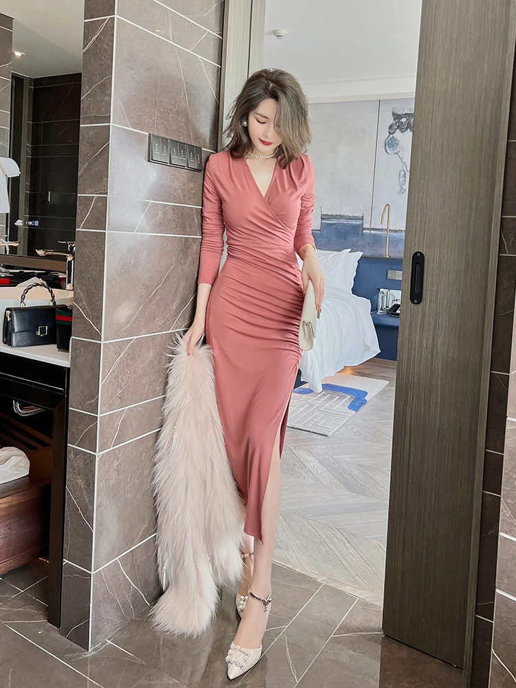 Розовое длинное трикотажное платье-футляр с разрезом на талии обтягивающее