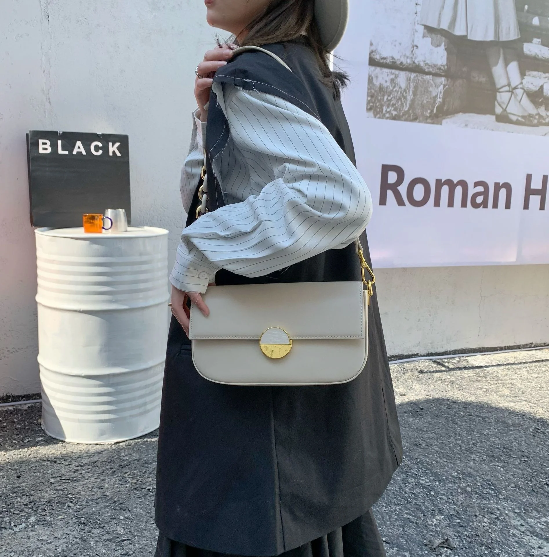 

high quality luxury brand Korean small women 2023 new shoulder simple texture diagonal trend saddle tide chain bag