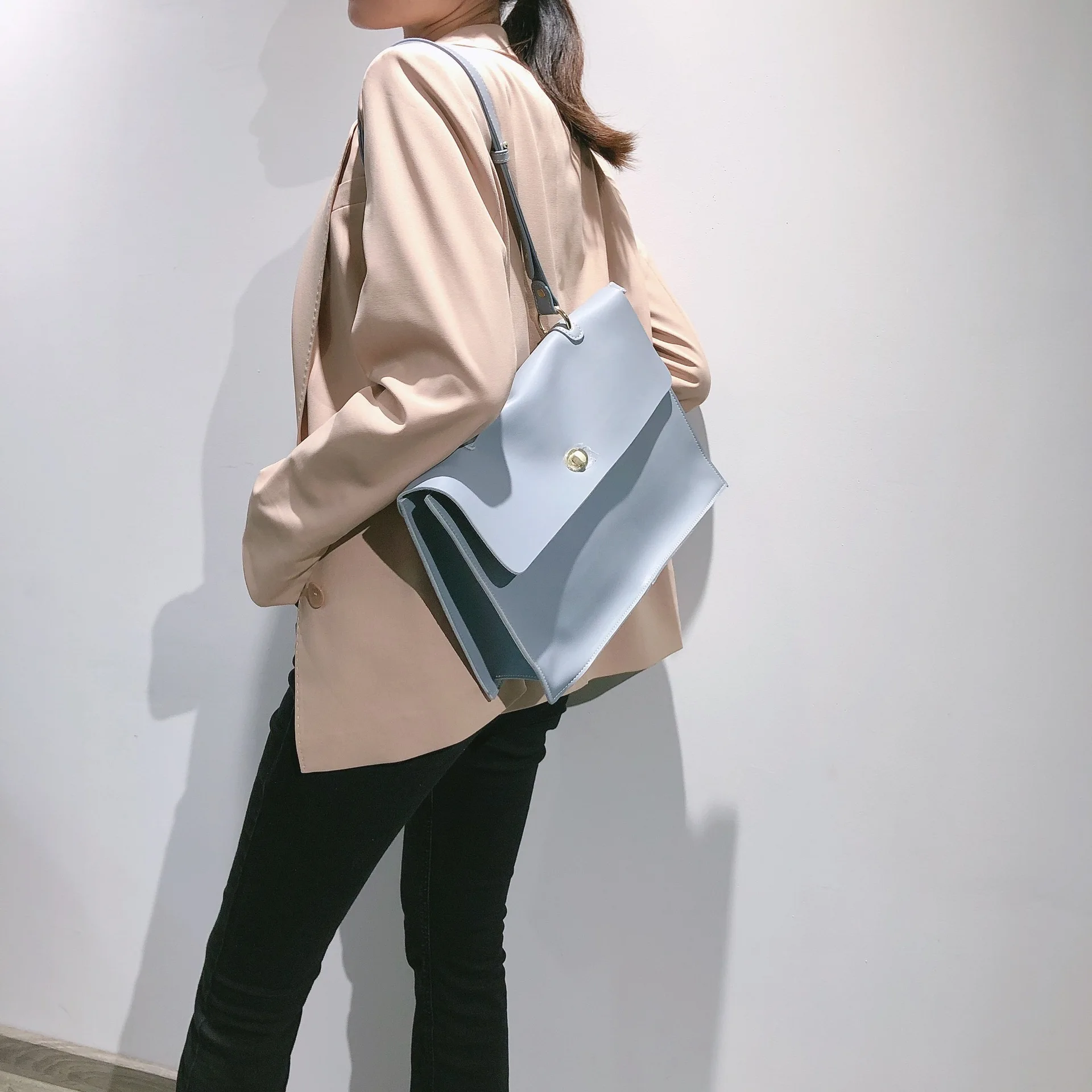 

Новинка 2022, женская сумка-тоут, модный вместительный кожаный портфель на одно плечо, дизайнерская сумка