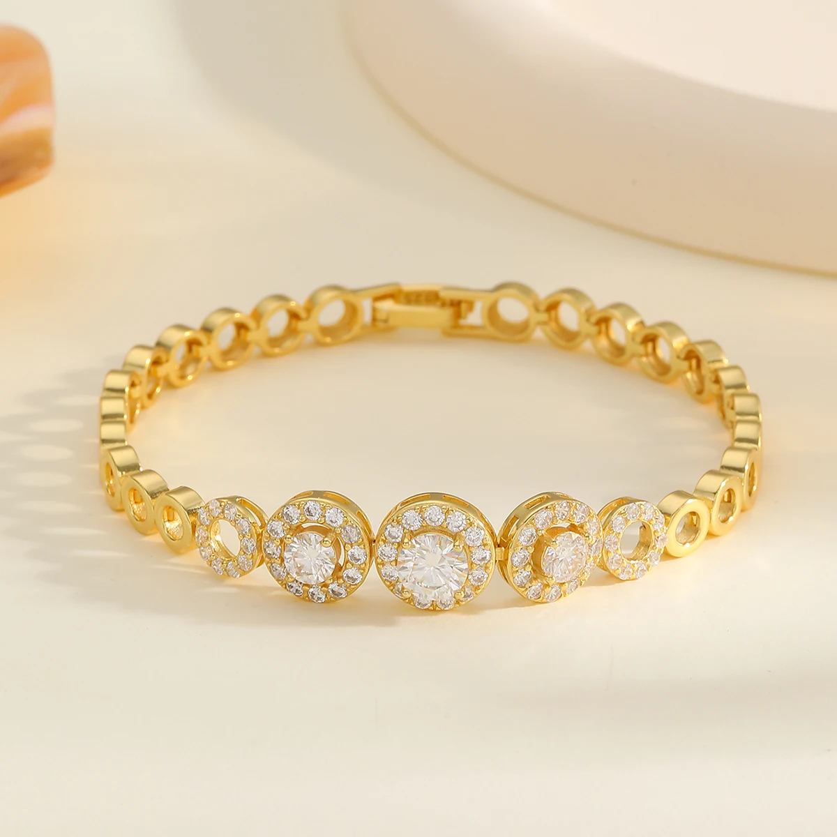 Браслет S925 с позолоченным круглым муассанитом диаметром 6 мм — элегантный дизайн