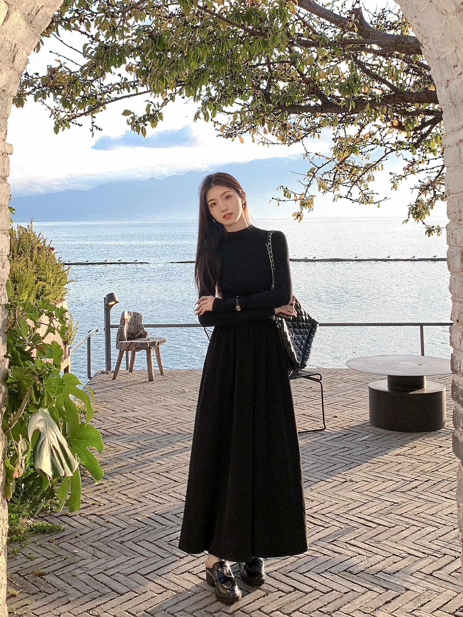 Mulvan Черное трикотажное платье с высоким воротником женское осенне-зимнее