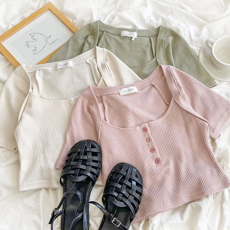 

Удобная и свежая пикантная облегающая футболка с квадратным вырезом и маленькими пуговицами и коротким рукавом