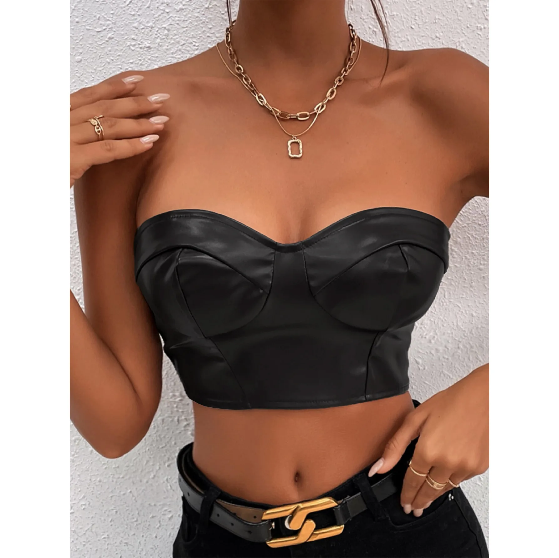 Женский укороченный топ из ПУ кожи с открытыми плечами
