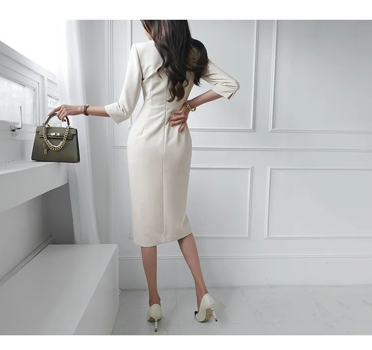 Женское платье средней длины с поясом и V-образным вырезом