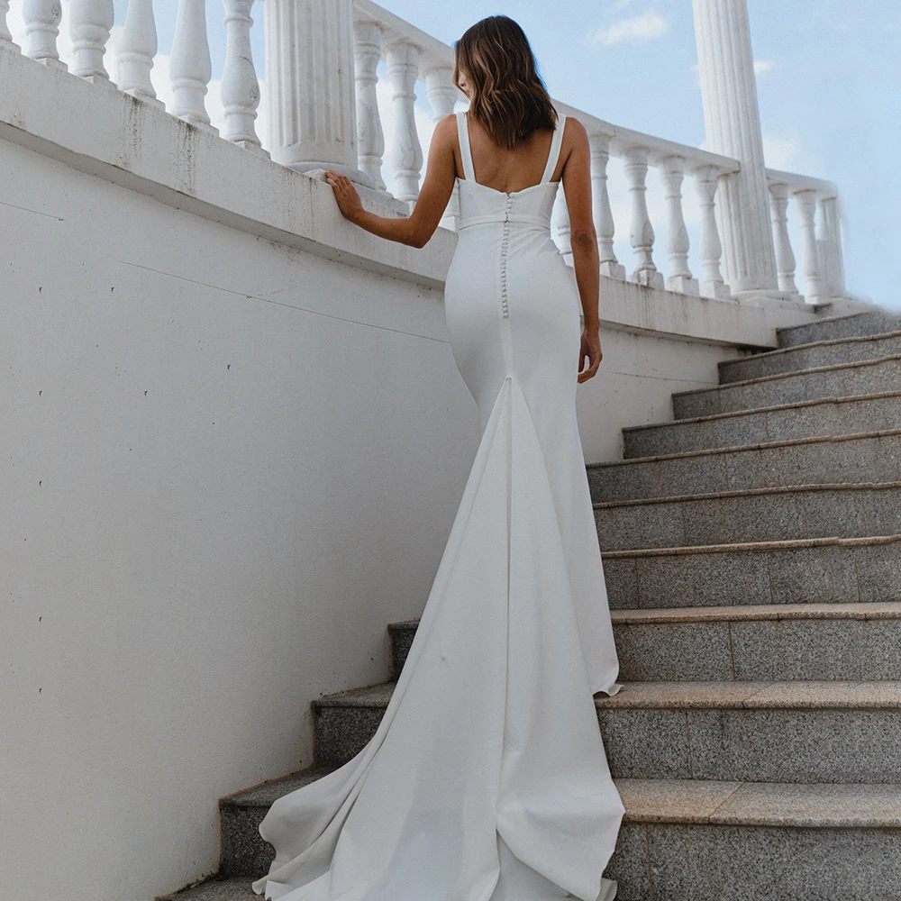 

Женское атласное платье-футляр с квадратным вырезом и открытой спиной