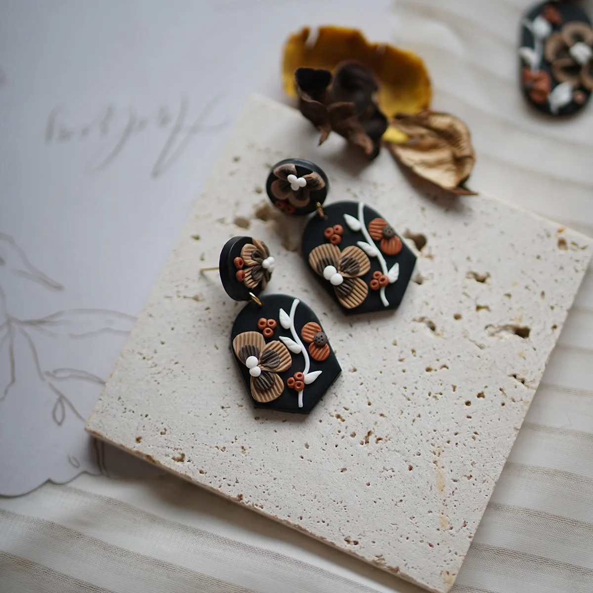 Модные модные висячие серьги с цветочным узором разных форм черные и синие из