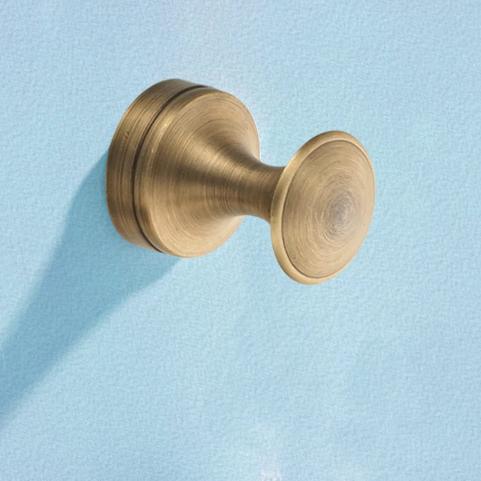 

Крючок для халата из латуни