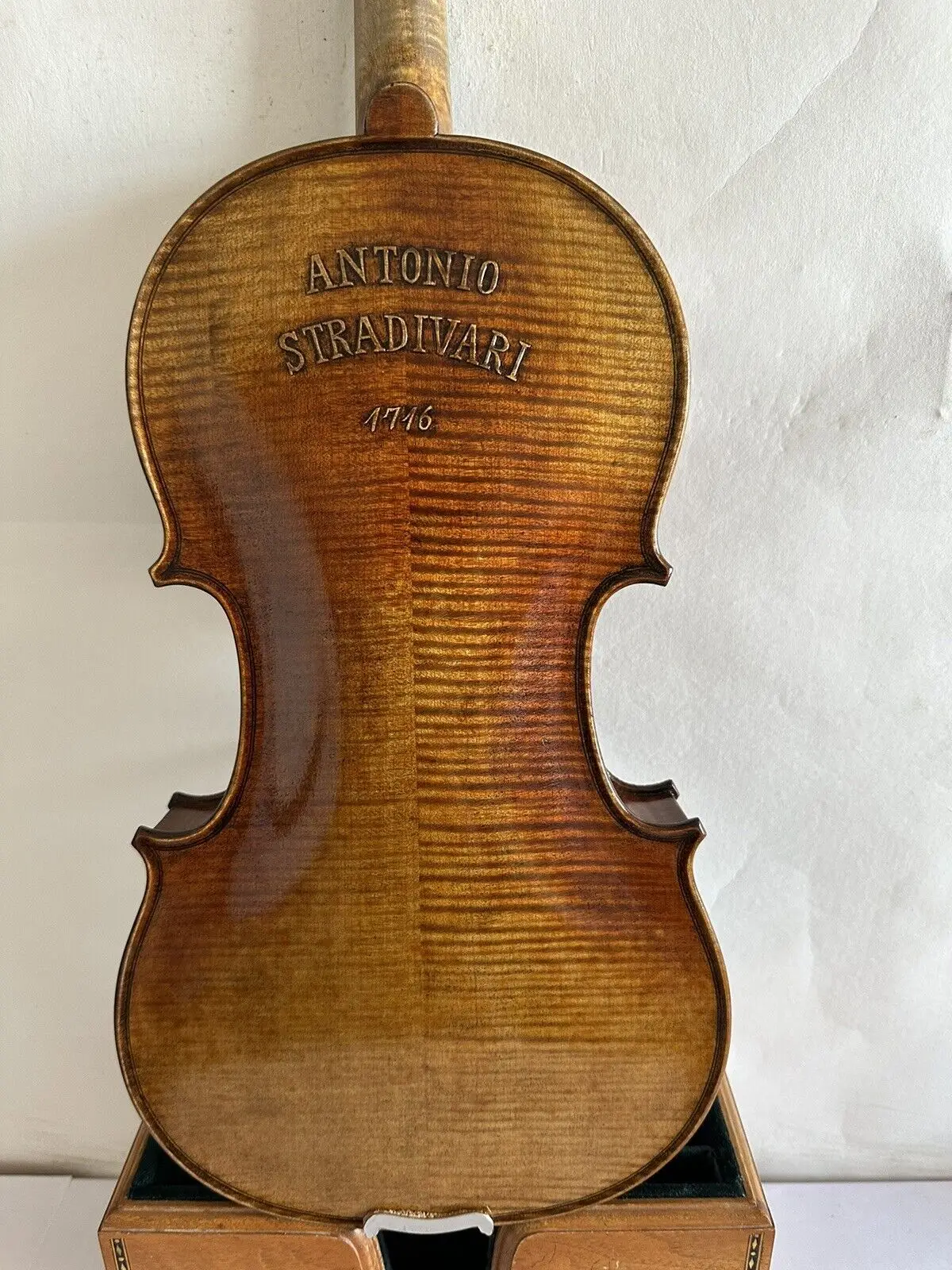 Фото Скрипка 4/4 Stradi Model 1716, задняя панель из волнистого клёна, верхняя панель из ели, ручная резьба K3200 №1