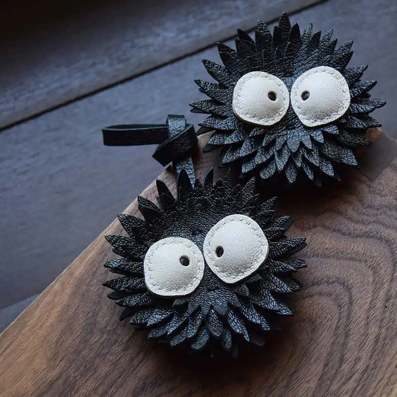 Фото Dustbunny Soot Sprite кожаный брелок черный угольный шар милые вещи ручной работы вдохновляющие подарки для женщин автомобильный рюкзак кошелек Acc №4