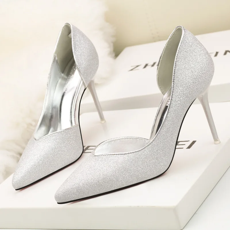

Note the heel height, no note to send the same shoes as in the picture.New Pointed Silver Wedding Shoes Women's Shoes 2631