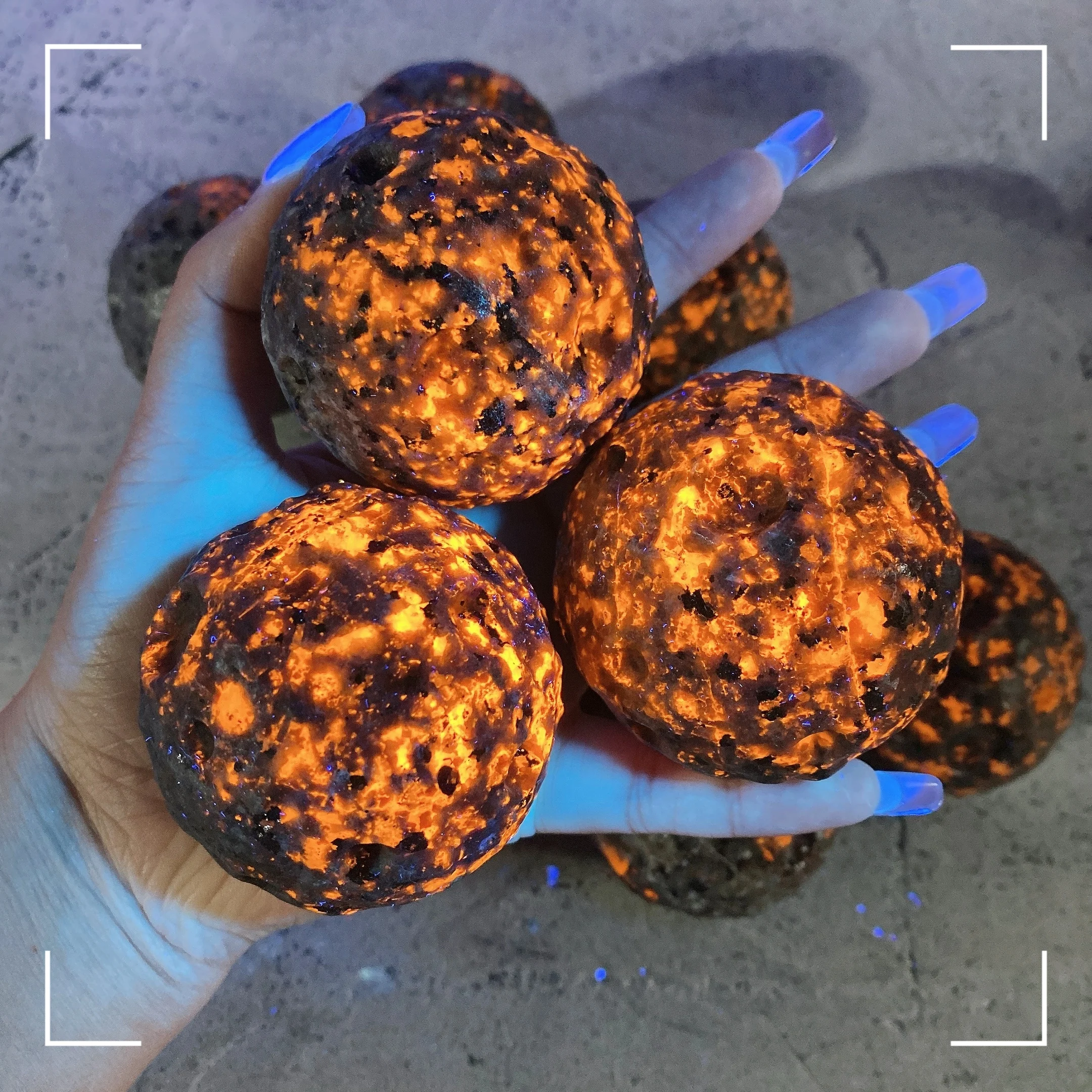 55-миллиметровая флуоресцентная Сфера Yooperlite Moon Fluoresce природное кристаллическое