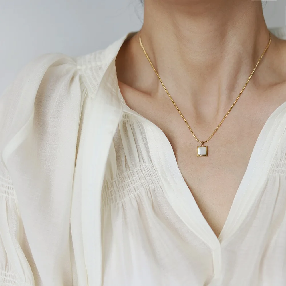 

Luxury Geometrically Smooth Square Natural Shell Pendant Stainless Steel Chain Sweet Necklace 18K Gold Plated Waterproof Jewelry
