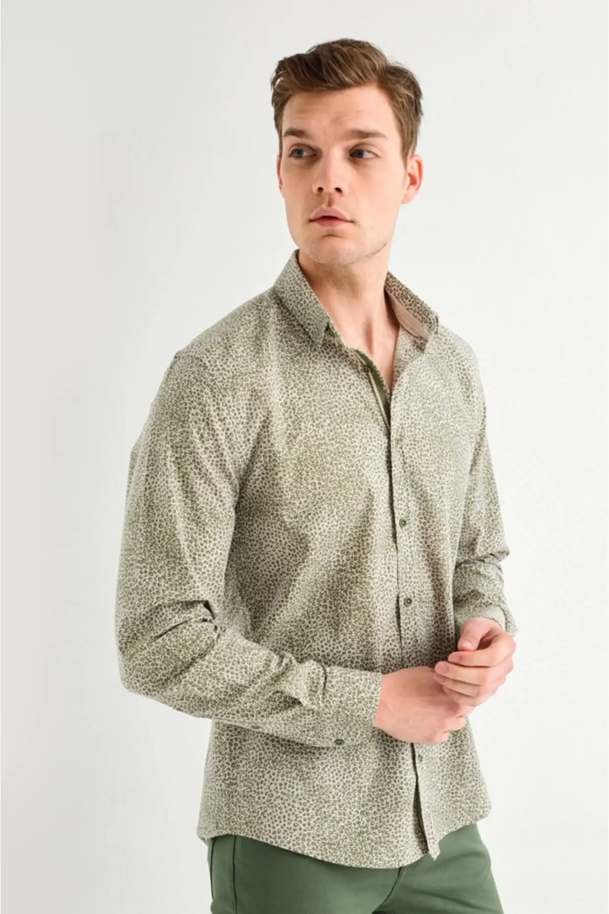 

Мужская приталенная рубашка цвета хаки с принтом и английским воротником