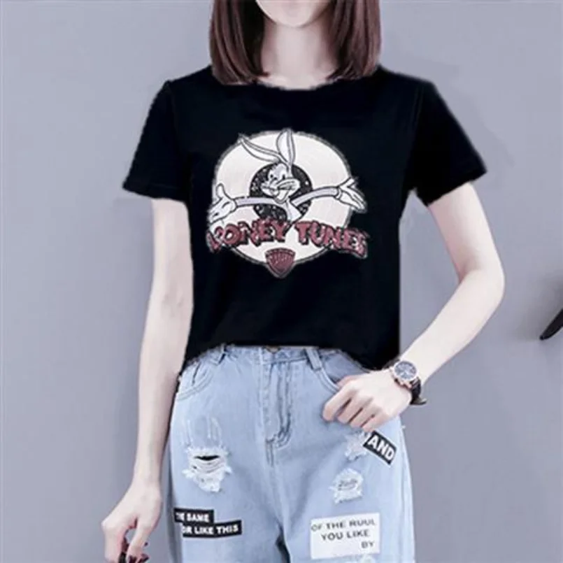 Женский комплект из футболки с принтом и джинсов перфорацией летний сезон 2023