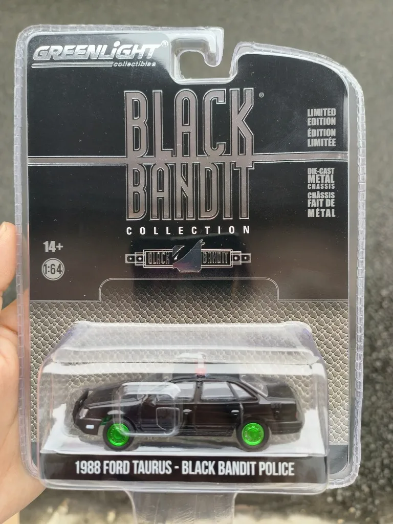 

GreenLight 1/64 Scale 1988 Ford TAURUS - BLACK BANDIT POLICE Diecast Metal Car Model Toy For Children,Gift,Collection