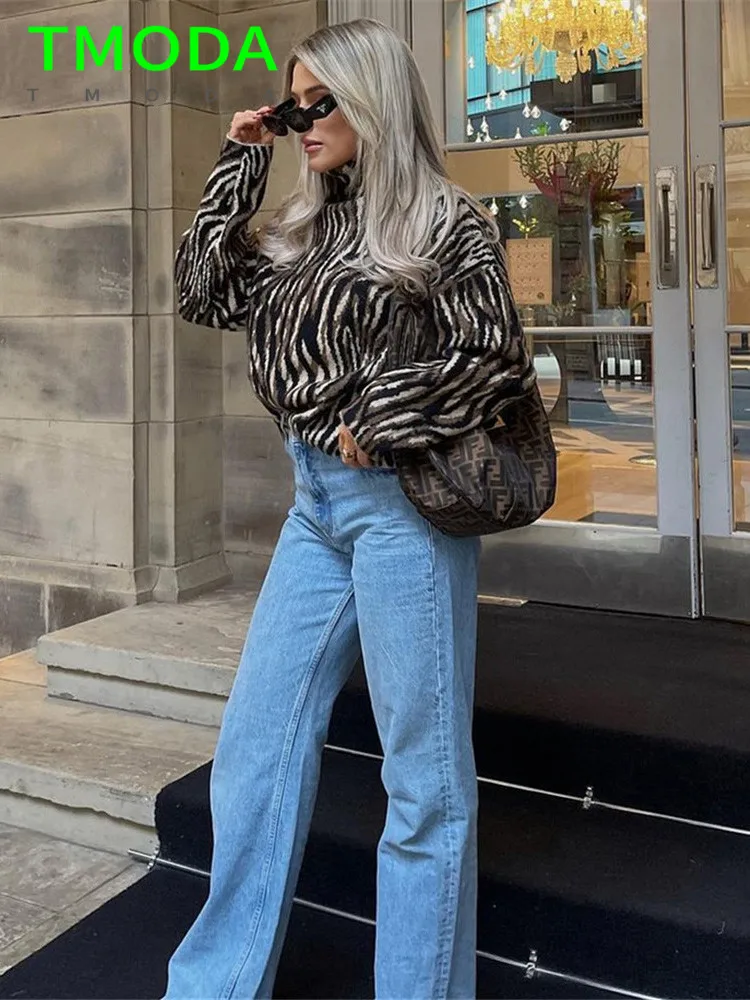 Женский жаккардовый свитер-водолазка с животным принтом |