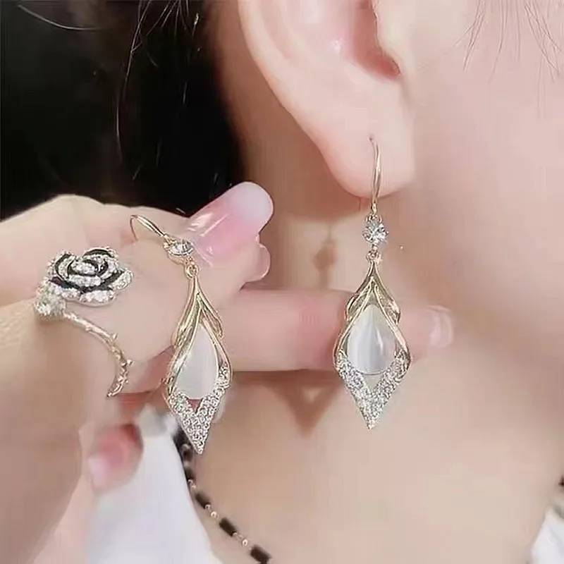 

S925 Silver Pin Button Stud Earrings Gentle Vintage Metal Pearl Fringed Earrings Cold Wind Stud Earrings Niche Earrings forWomen