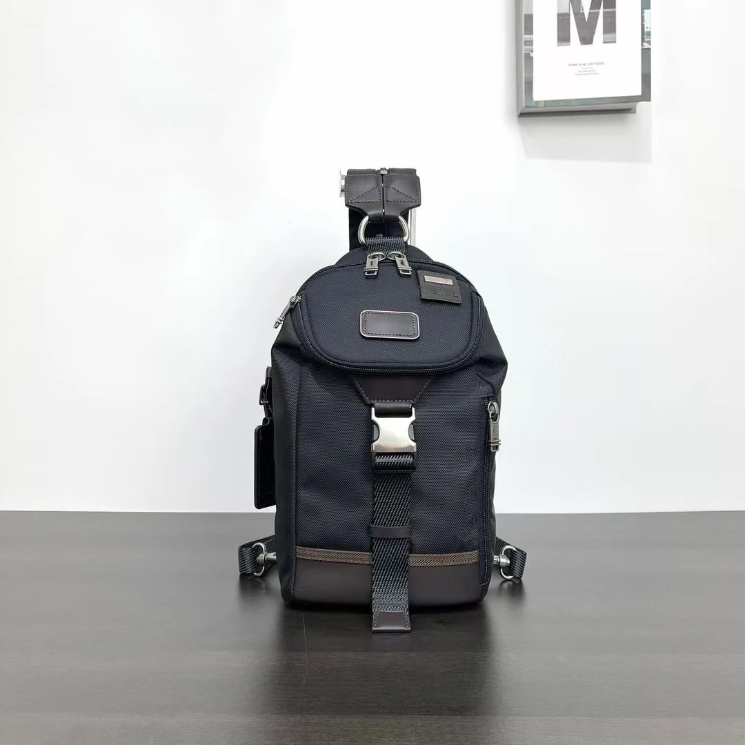 

2223404 The new multi-functional recreational cycling chest bag can be changed into a backpack with separated shoulder straps