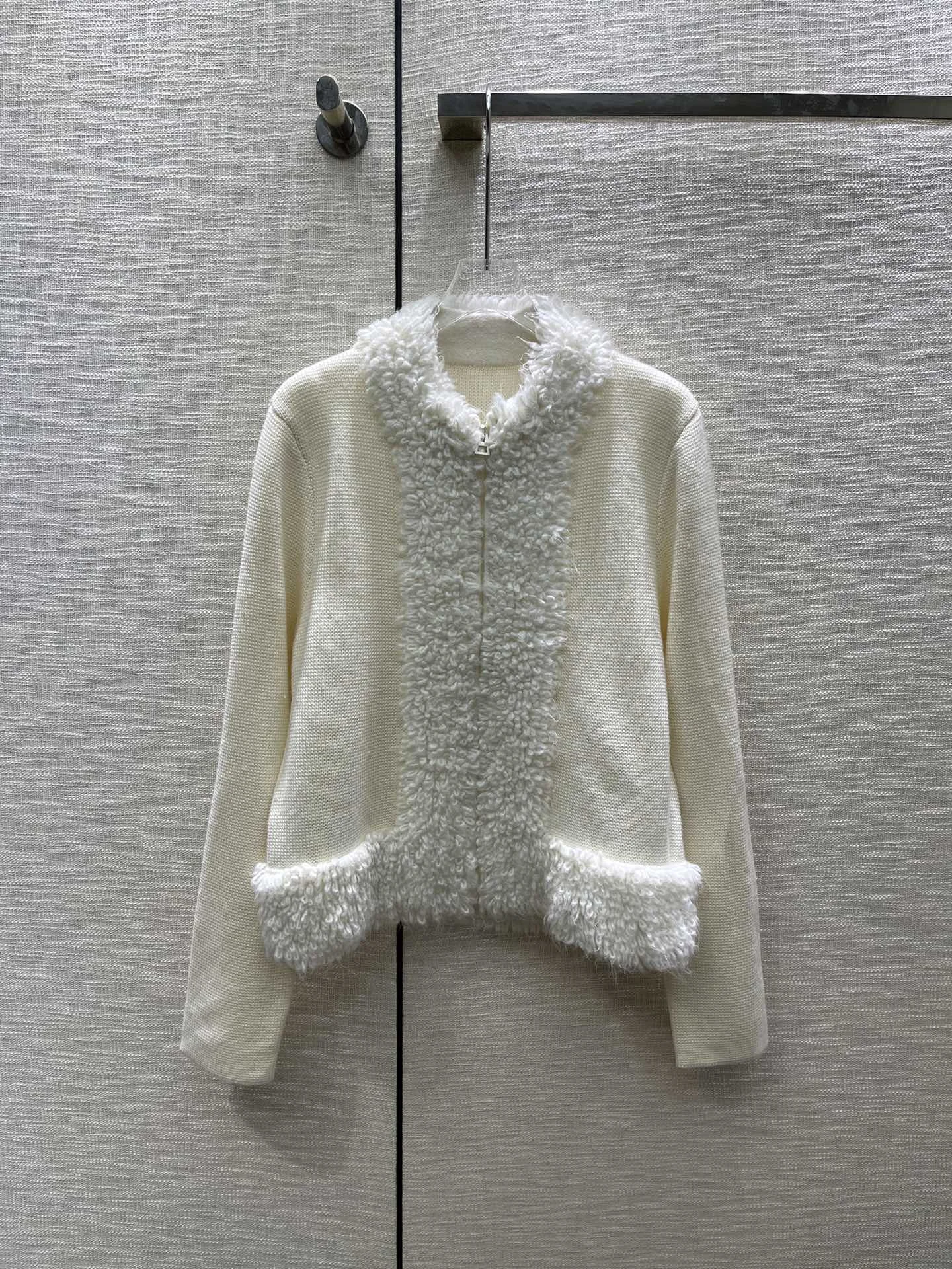 

2023 Autumn new classic style zipper with a layered patchwork design