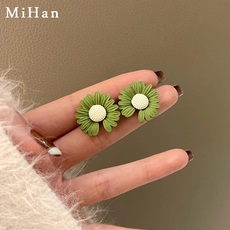 

Mihan 925 Silver Needle Sweet Jewelry Flower Earrings Pretty Coating Little Daisy Stud Earrings For Women Party Gifts Wholesale