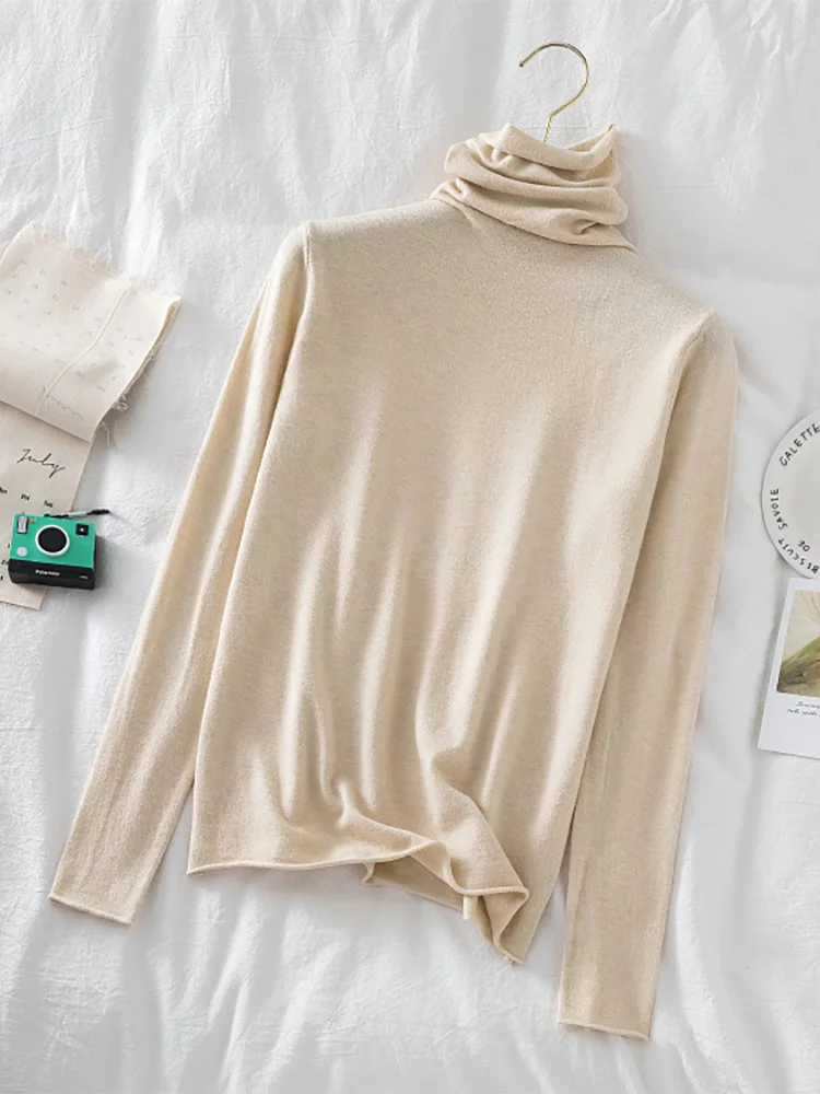 Женский трикотажный свитер с высоким воротником