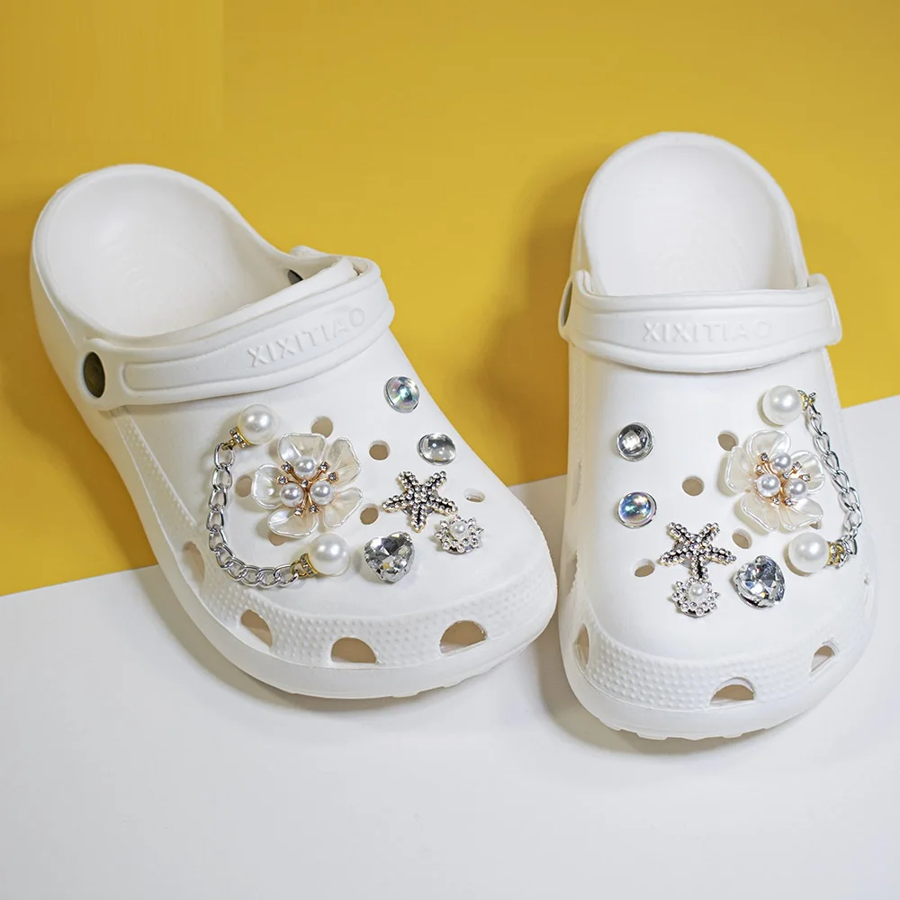 Hot Sale 1 Set Women's Sandals New Designer Croc Charms Gemstone Cool Shoe Decorations Pearl Metal Accessories New