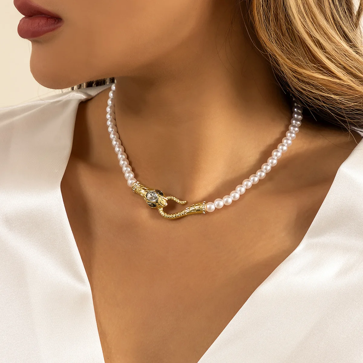 

Gold White Pearls Geometric Snake Shape Charm Clavicle Necklaces For Women Gold Metal Snake Necklace New Punk Jewelry