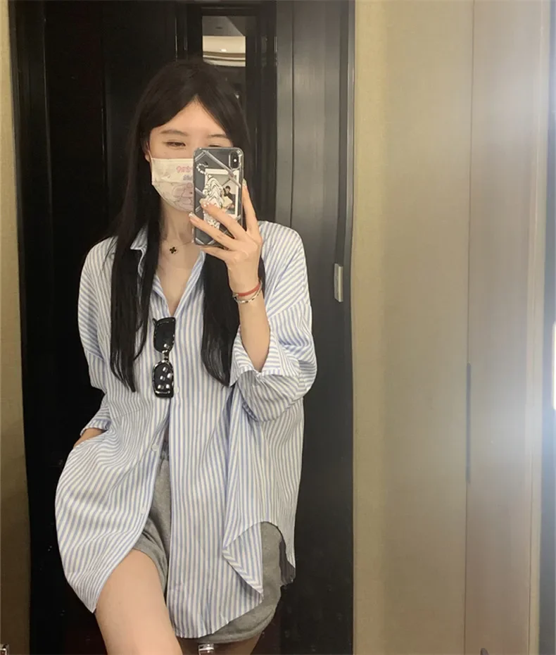 Женская однобортная рубашка в полоску голубая Свободная с длинными рукавами и