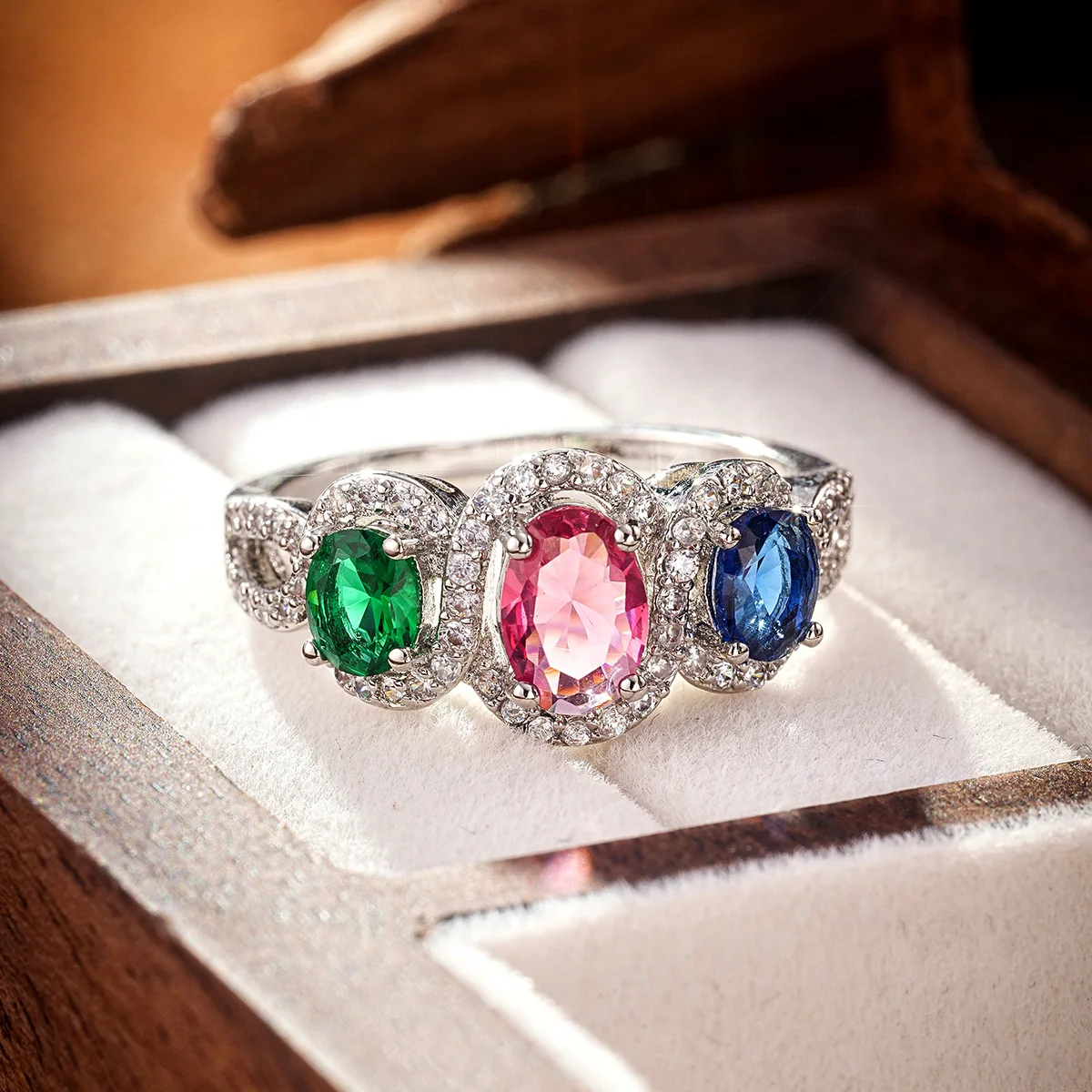 Женское кольцо с 3 камнями и фианитами