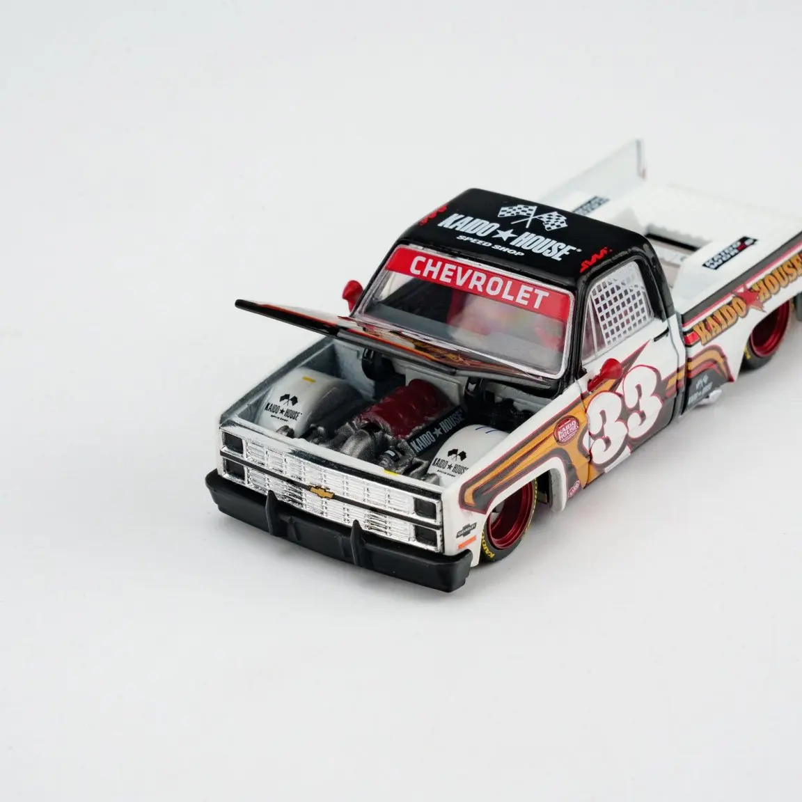 Фото MINIGT 1:64 Модель автомобиля Chevrolet Silverado KAIDO Intimidator V1 из литого металла №3