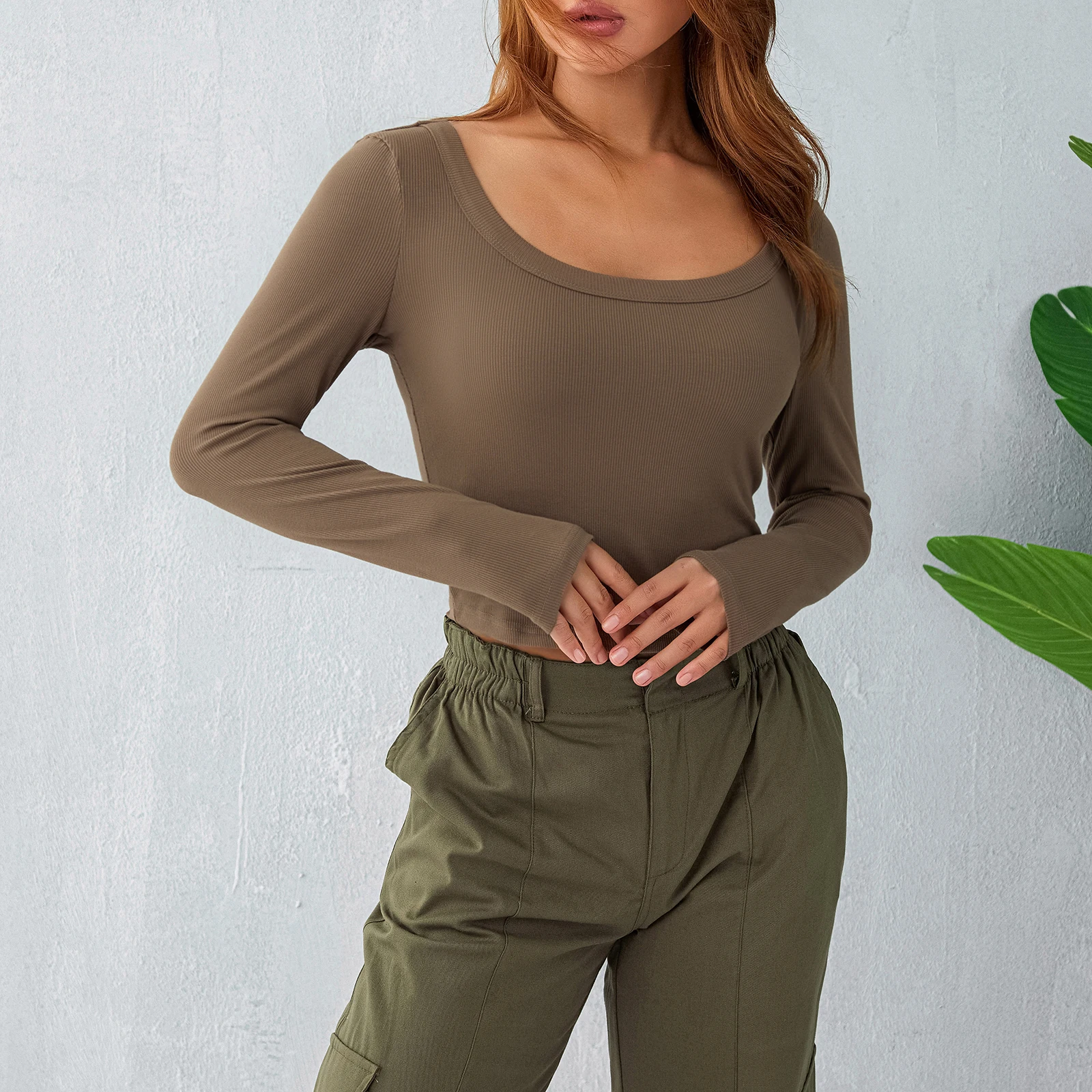 Женская футболка с длинным рукавом и глубоким вырезом в рубчик