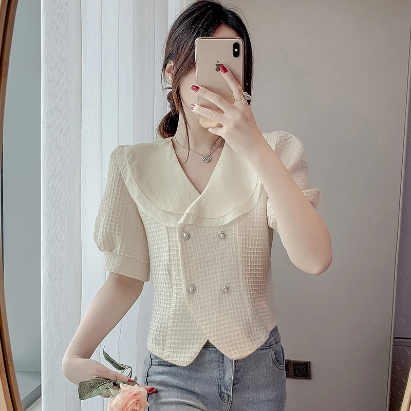 Женская короткая блузка на пуговицах элегантная белая с пышными рукавами и