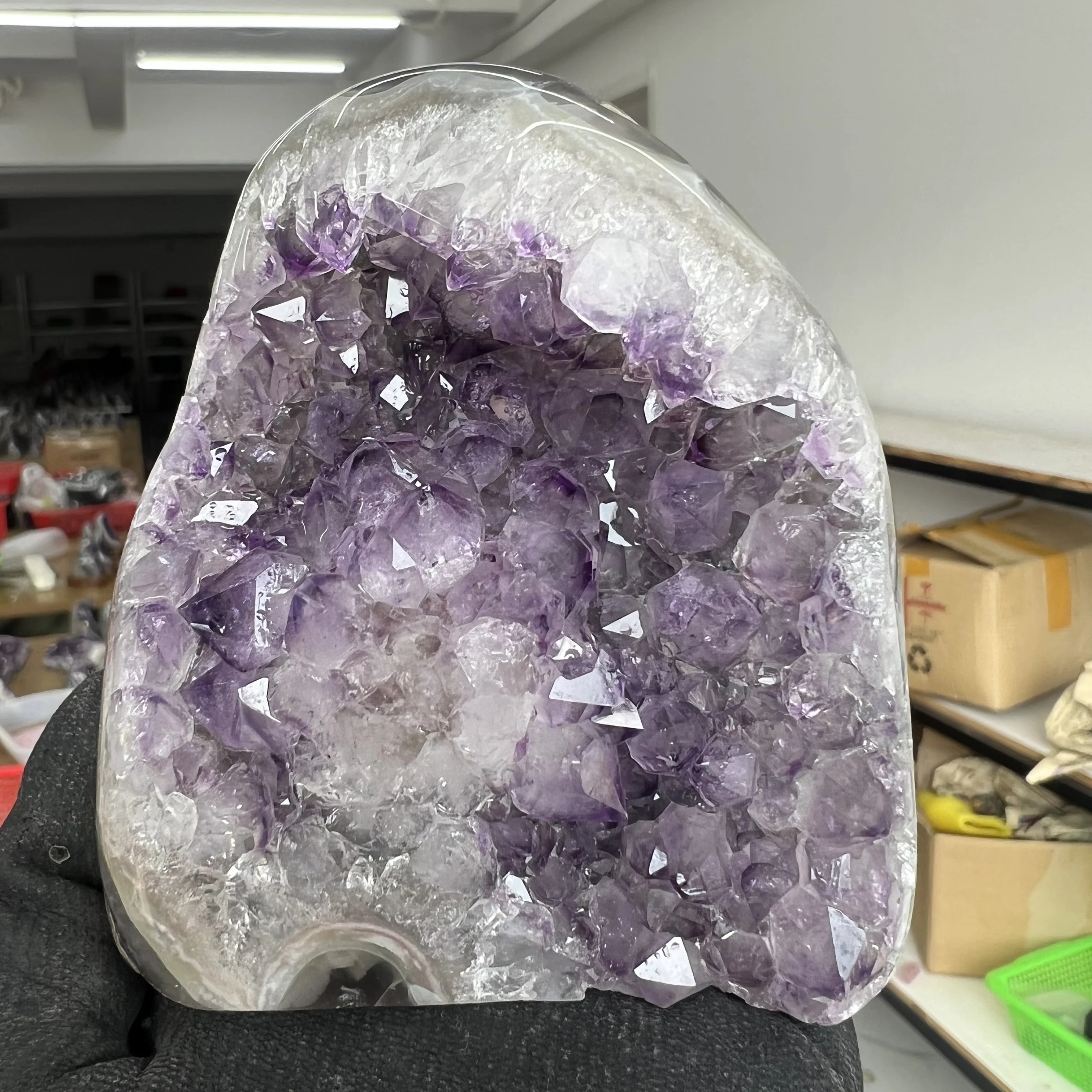 

Аметистовый кристаллический кластер из Уругвая