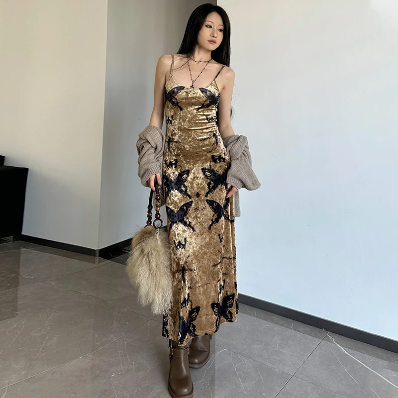 

Женское бархатное платье на тонких бретельках с принтом бабочки