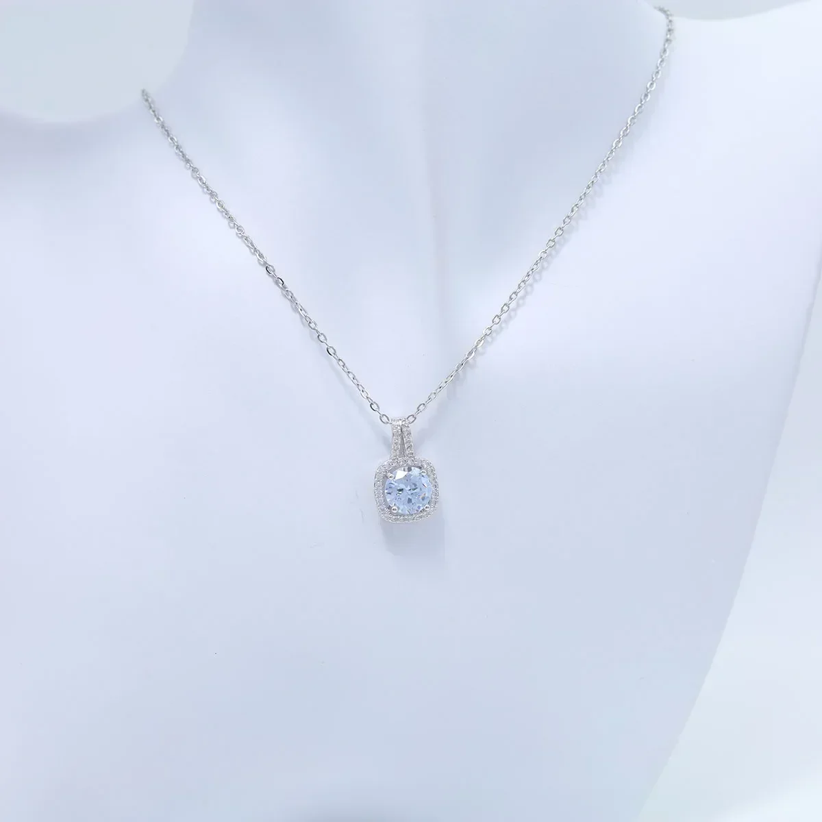 Ожерелье Halo с круглым кулоном-пасьянсом из искусственного бриллианта покрытием |