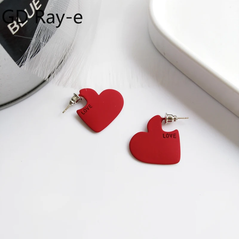 

Korean Simple Sweet Love Heart Stud Earrings for Women Wedding Students Mini Cute Red Fashion C-word Hoop Earrings Party Gift210