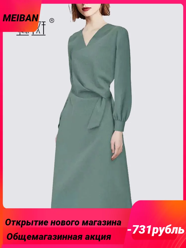 

Женское платье средней длины с V-образным вырезом и длинным рукавом