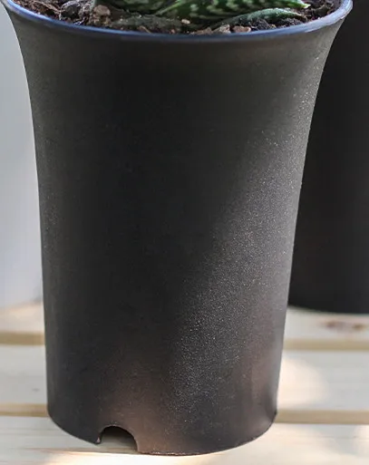 

Черный и белый матовый круглый пластиковый цветочный горшок