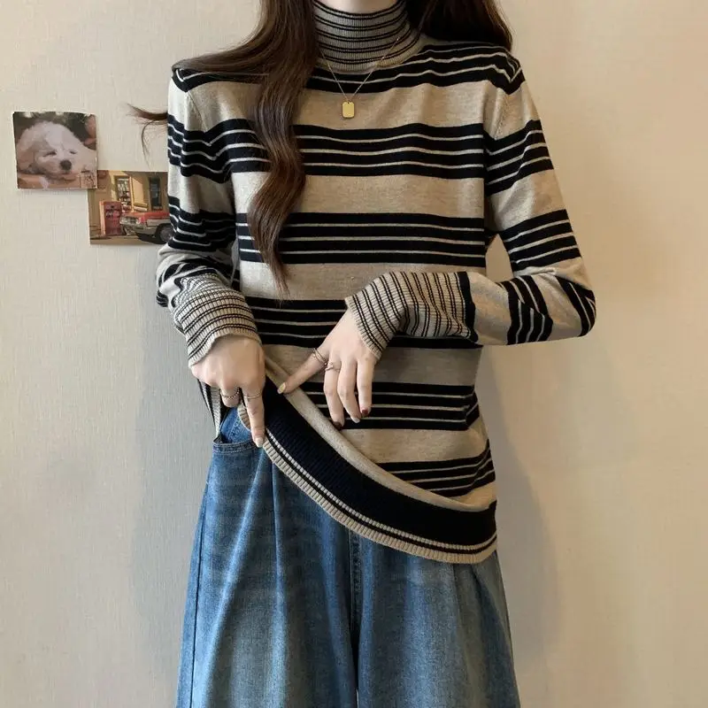 Женский вязаный свитер в полоску с воротником средней высоты свободный