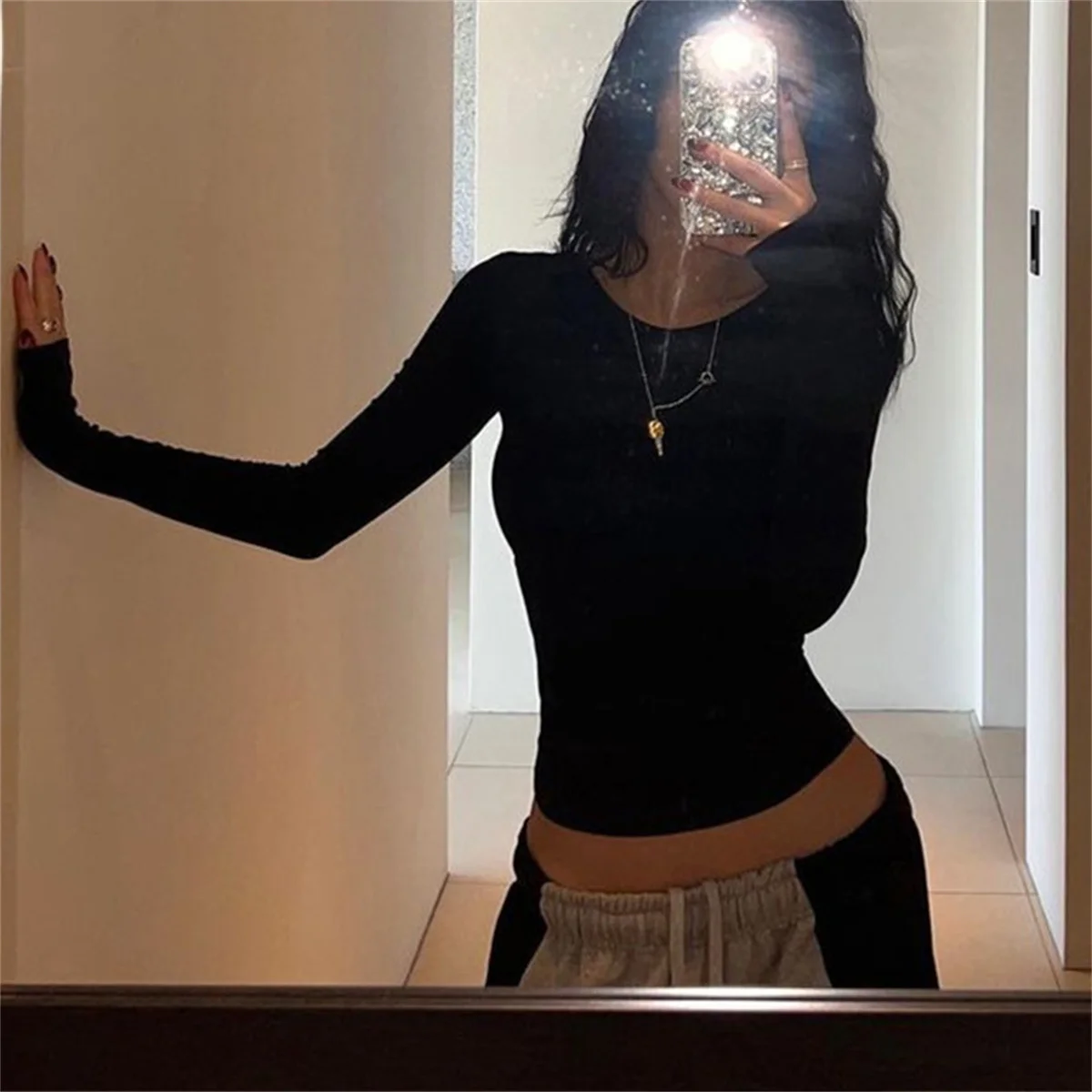 Кроп-топ женский с открытой спиной и длинным рукавом пикантная черная футболка в