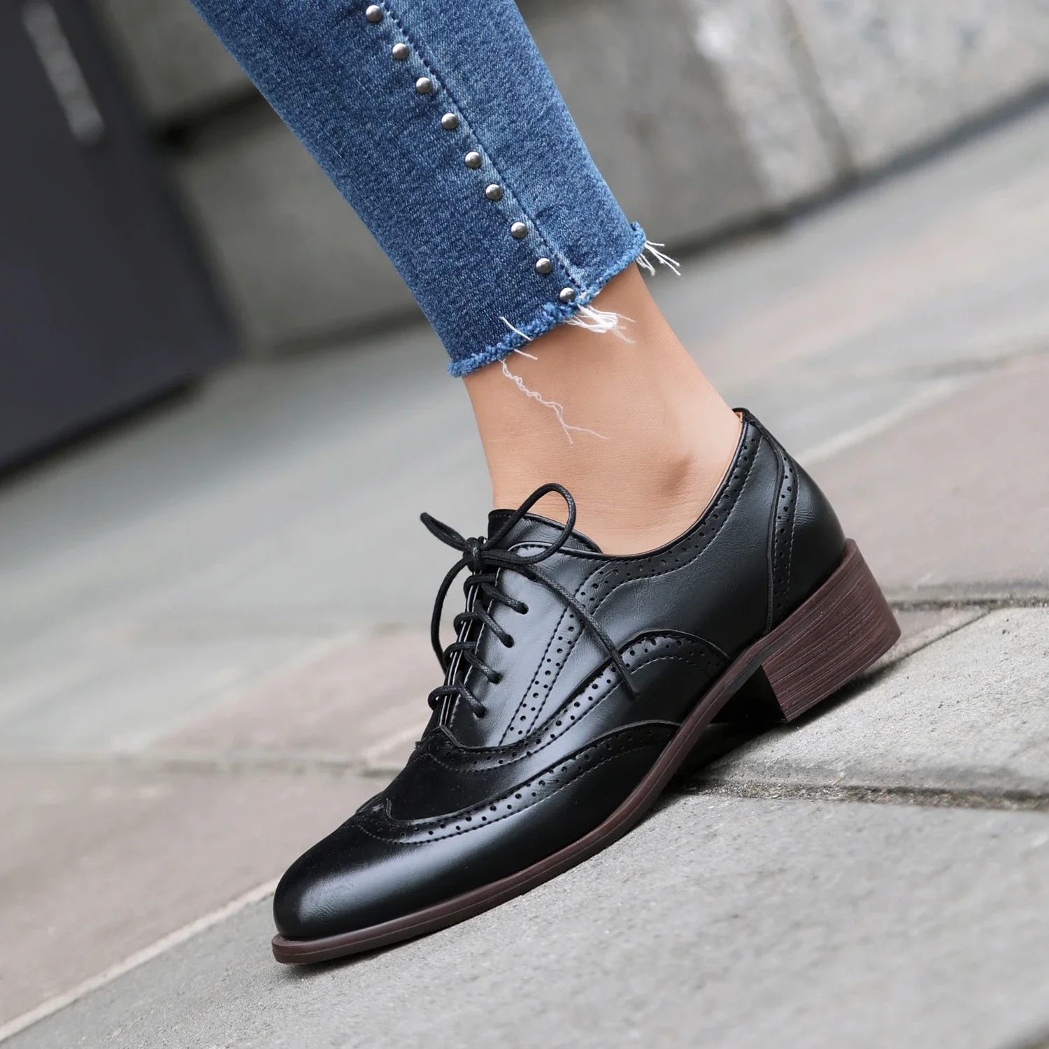 Туфли женские демисезонные на шнуровке лоферы большого размера с перфорацией в