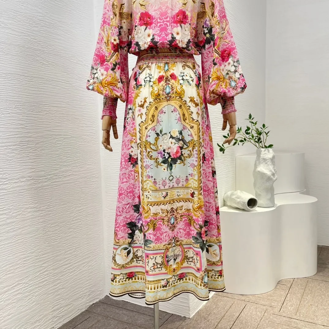 Женское платье с цветочным принтом розовое средней длины V-образным вырезом и