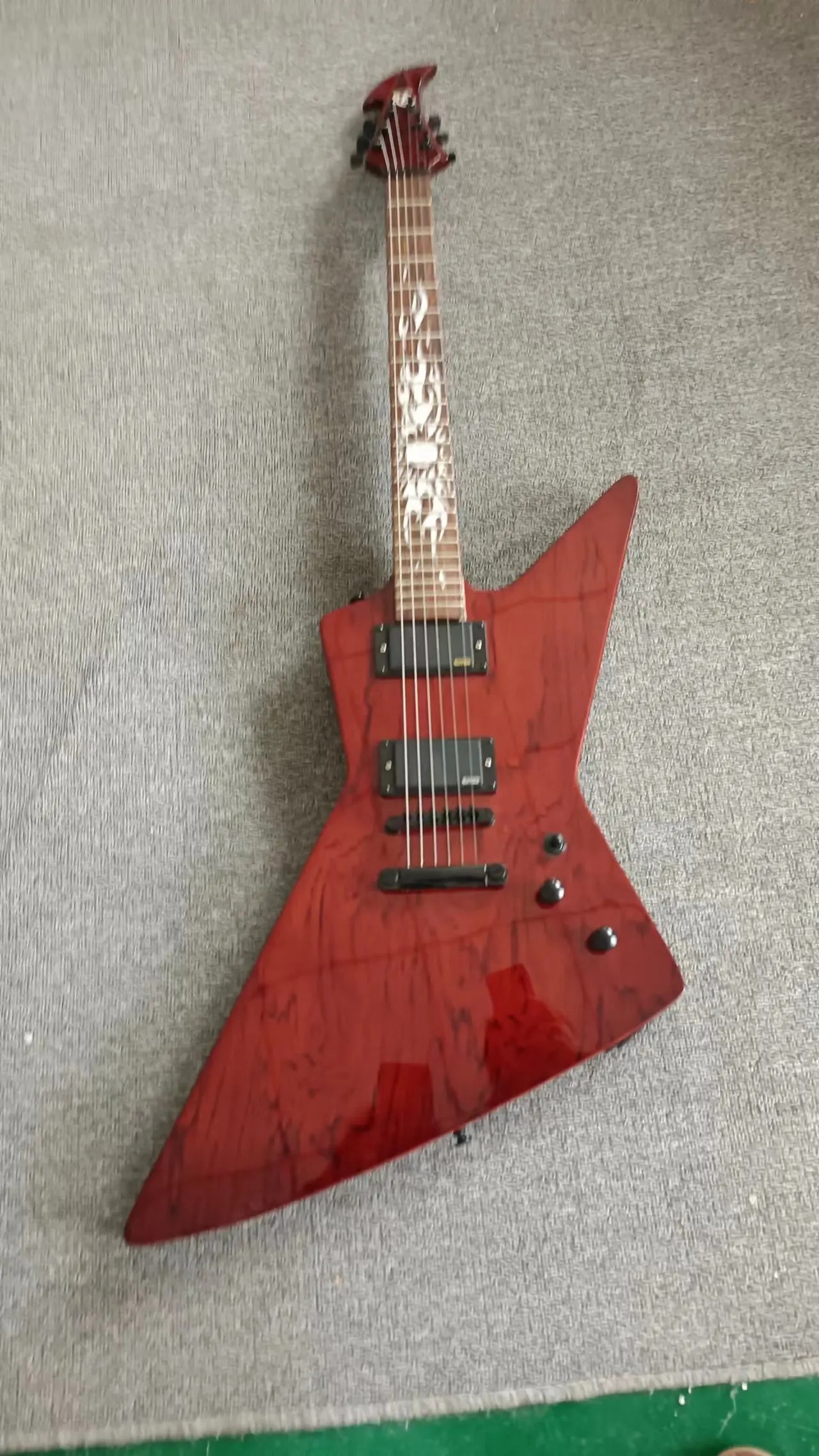 

Special goose shaped integrated electric guitar, sun flame fingerboard inlay, Flame Maple brown, real factory pictures, can be m